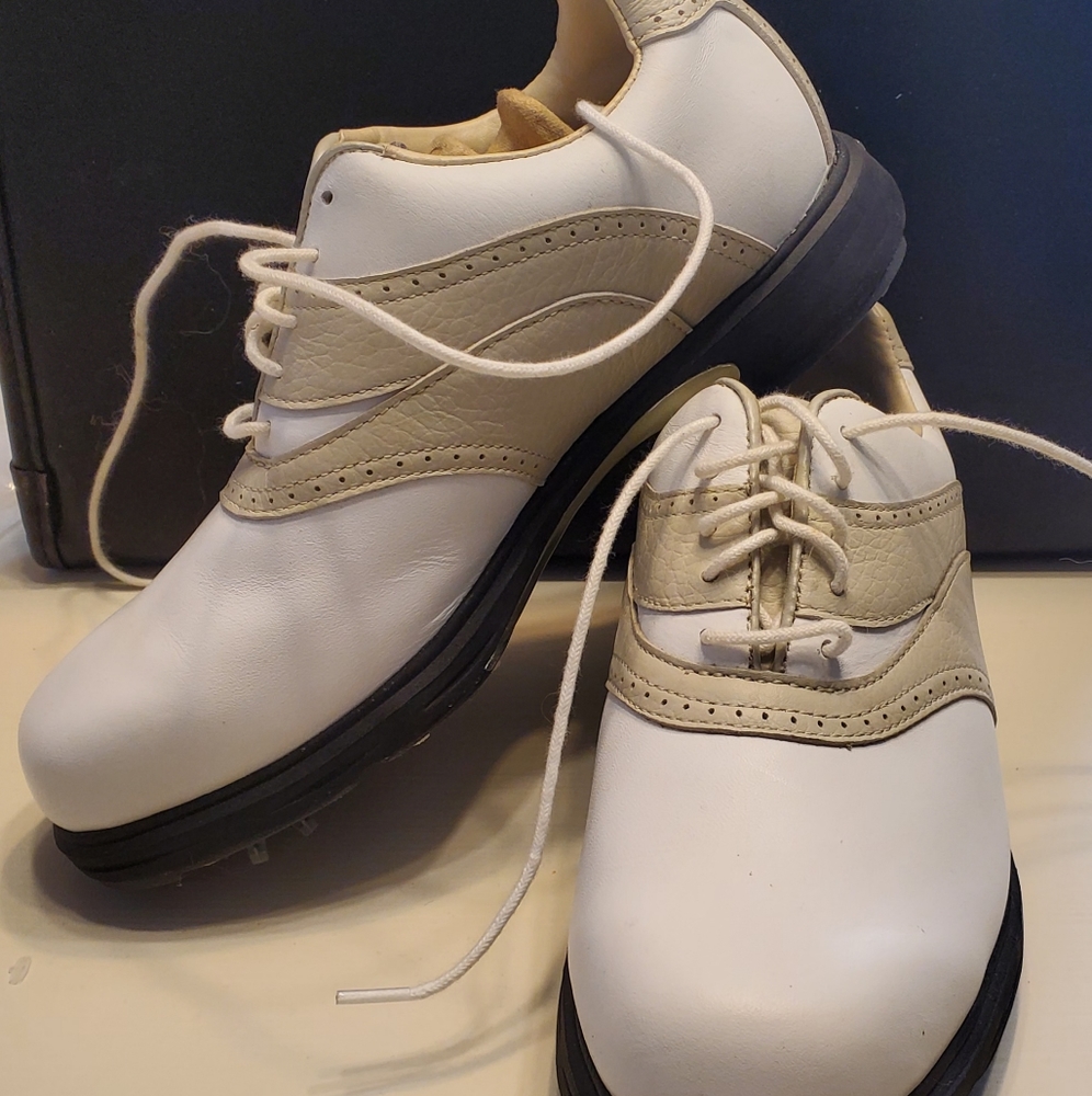 Gently used Women's size 6M golf shoes